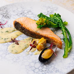 桜マスのソテー　フィンゼルブ香るマリニエールソース
