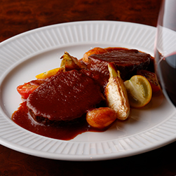 牛肉の赤ワイン煮込み